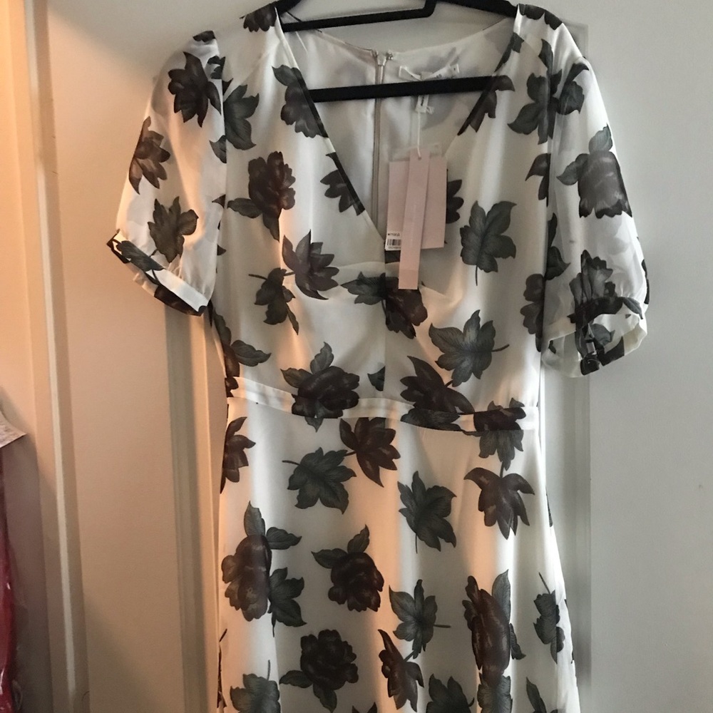 NWT S Avec Lea Filles short floral dress. 40$